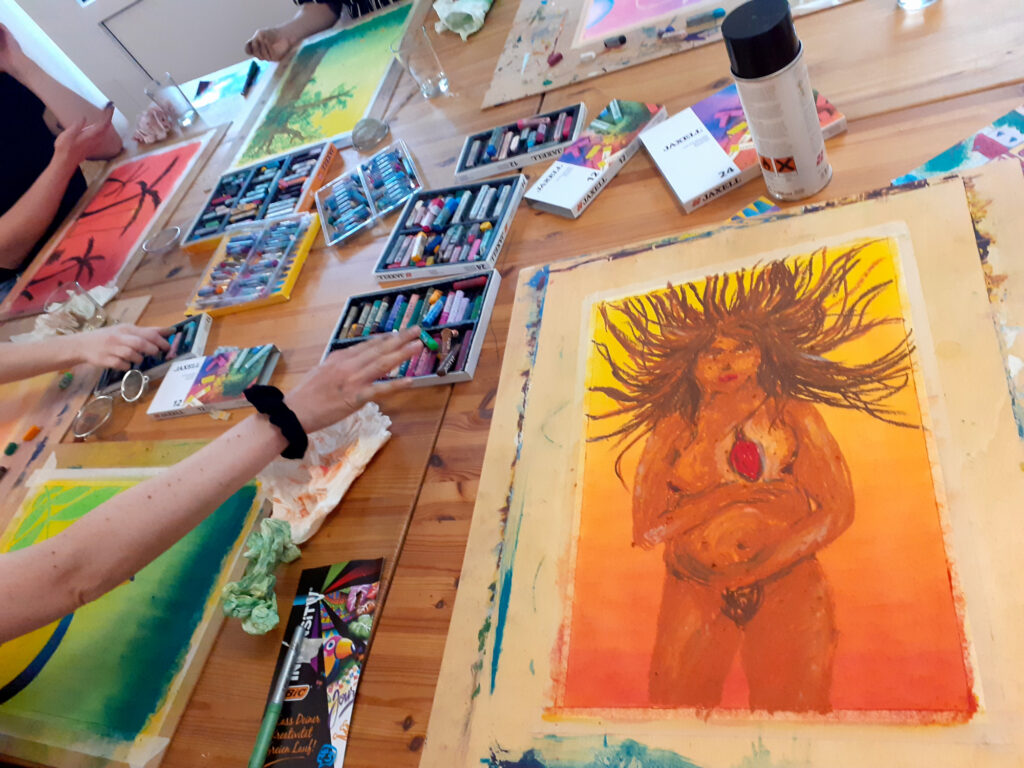 Malen von inneren Bilder in der maltherapeutischen Selbsterfahrung bei Seelenfarbspiel -kunsttherapeutihsce Praxis von Marie Milling im KunstWerk Leipzig