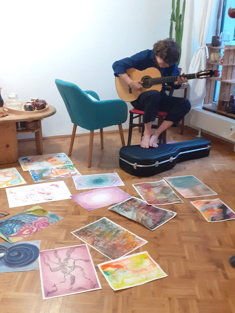 Intuitives Malen nach Live Musik bei Marie Milling Seelenfarbspiel selbsterfahrung Kunsttherapie