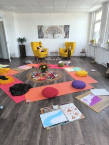 Therapeutischen Malen mit Marie Milling in der Praxis bei Anja Mann - Thema Gruppendynamische Prozesse